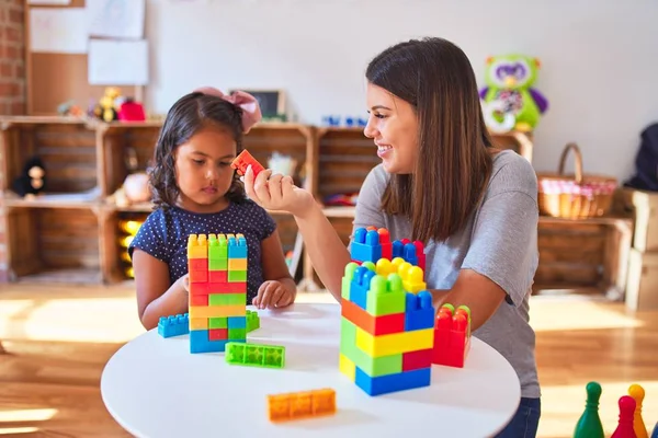 Bela Professora Menina Brincando Com Blocos Construção Torre Bulding Jardim — Fotografia de Stock