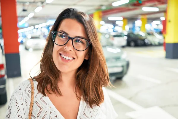 Junge Frau Lächelt Selbstbewusst Tiefgarage Autos Und Ampeln — Stockfoto