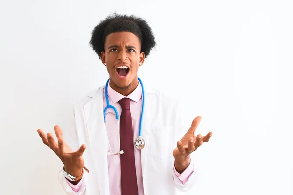 Jeune Homme Médecin Afro Américain Portant Sthétoscope Sur Fond Blanc — Photo