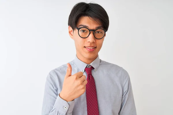 中国商人戴着领带和眼镜 站在孤独的白色背景上 高兴地看到大大的笑容 做手势 用手指竖起大拇指 很好的标志 — 图库照片