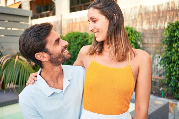 Giovane Bella Coppia Vacanza Sorridente Felice Fiducioso Piedi Con Sorriso — Foto Stock