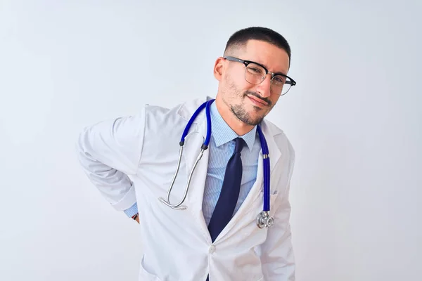 Młody Lekarz Noszący Stetoskop Odizolowanym Tle Cierpienie Pleców Dotykanie Ręką — Zdjęcie stockowe