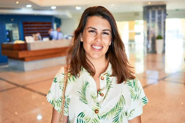 Jovem Mulher Bonita Sorrindo Alegre Sala Hotel Férias — Fotografia de Stock