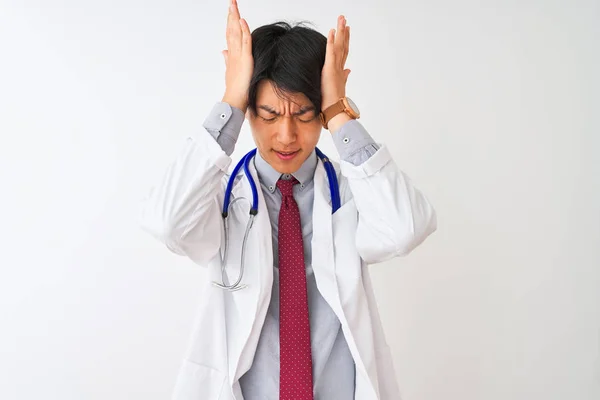 Chinesischer Arzt Mann Mit Mantelkrawatte Und Stethoskop Über Isoliertem Weißem — Stockfoto