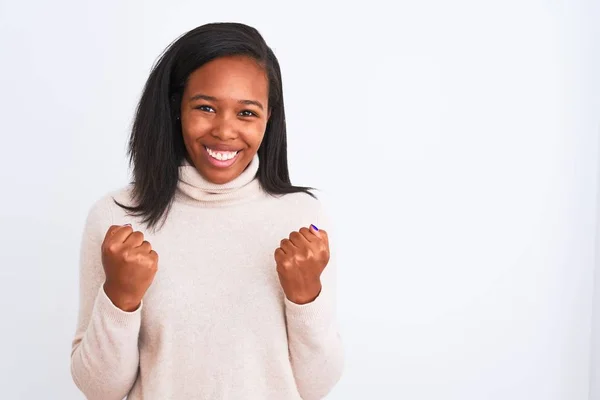 Mooie Jonge Afro Amerikaanse Vrouw Draagt Coltrui Geïsoleerde Achtergrond Vieren — Stockfoto