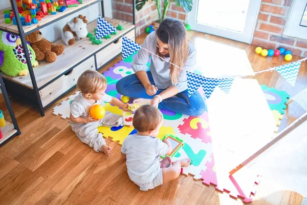 Schöne Lehrerin Und Kleinkinder Spielen Kindergarten Mit Viel Spielzeug — Stockfoto