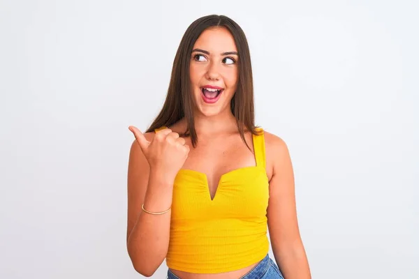 Joven Hermosa Chica Usando Amarillo Casual Camiseta Pie Sobre Fondo —  Fotos de Stock
