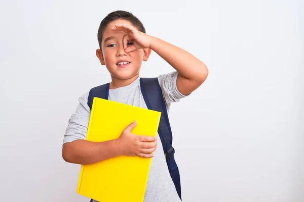 Mooie Student Jongen Dragen Rugzak Holding Boek Geïsoleerde Witte Achtergrond — Stockfoto