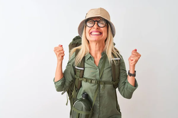 Wanderin Mittleren Alters Mit Rucksackmütze Und Kantinenbrille Vor Isoliertem Weißem — Stockfoto