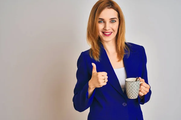 Rothaarige Kaukasische Geschäftsfrau Trinkt Eine Tasse Kaffee Über Isoliertem Hintergrund — Stockfoto