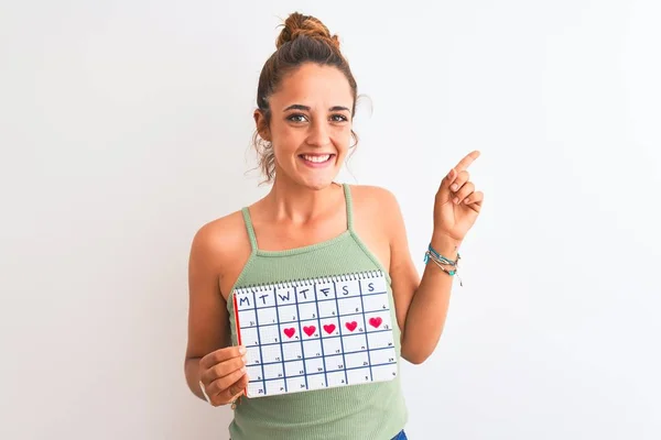 Junge Rothaarige Frau Hält Menstruationskalender Über Isoliertem Hintergrund Und Zeigt — Stockfoto