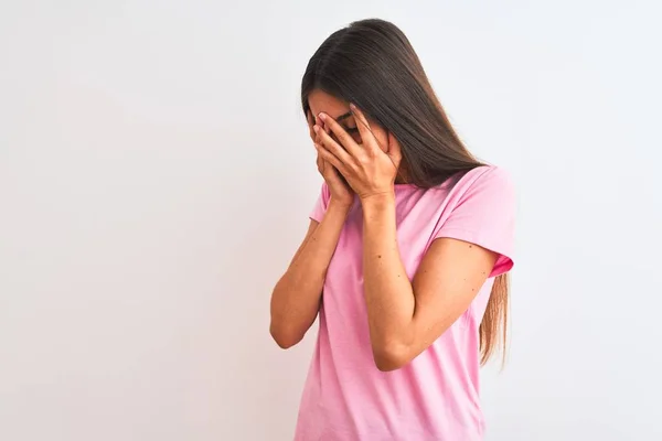 Mujer Hermosa Joven Que Usa Una Camiseta Casual Rosa Pie —  Fotos de Stock