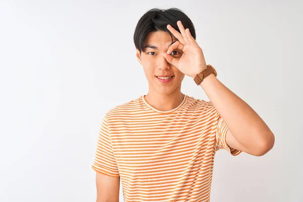 Joven Hombre Chino Vistiendo Casual Rayas Camiseta Pie Sobre Fondo — Foto de Stock