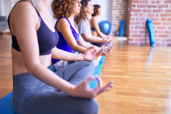 Joven Hermoso Grupo Deportistas Sonriendo Felices Practicando Yoga Sentado Haciendo — Foto de Stock