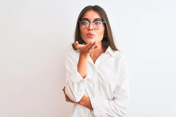 Νεαρή Όμορφη Επιχειρηματίας Φορώντας Γυαλιά Στέκεται Πάνω Από Απομονωμένο Λευκό — Φωτογραφία Αρχείου