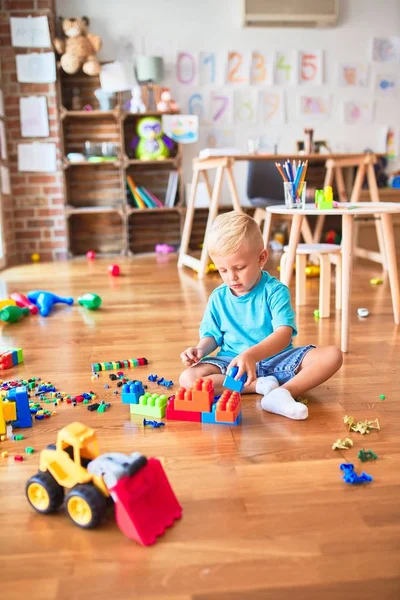 幼稚園でおもちゃのブロックで遊んでいる若い白人の子供 未就学児幸せなです遊び場ビルA塔 — ストック写真