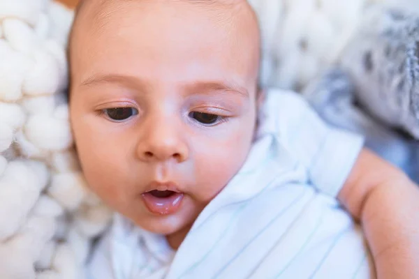 바닥에 담요를 스러운 테디베어 태어난 아기의 과편안 — 스톡 사진
