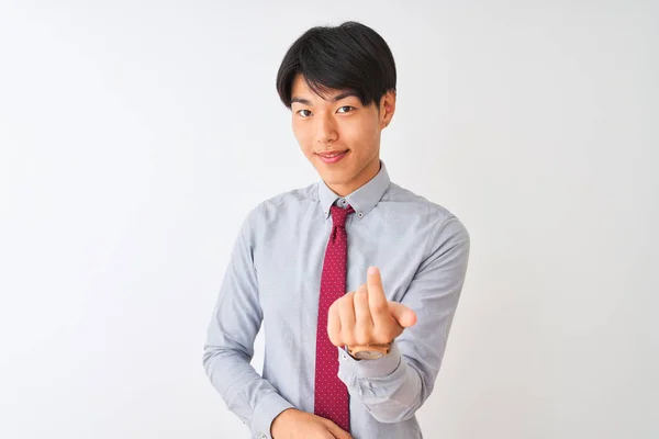 Kínai Üzletember Elegáns Nyakkendőt Visel Álló Elszigetelt Fehér Háttér Beckoning — Stock Fotó