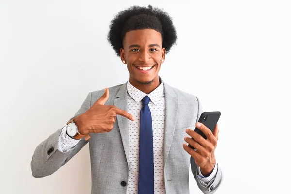 Young African American Businessman Using Smartphone Isolated White Background Surprise — 스톡 사진