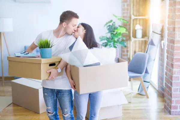 Young Beautiful Couple Sitting Floor New Home Cardboard Boxes Celebrating — ストック写真