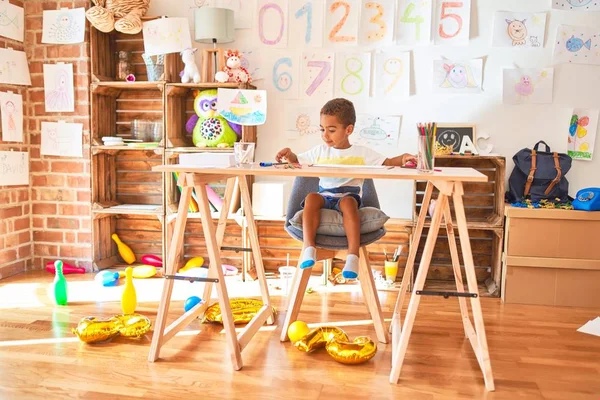 Schöne Afrikanisch Amerikanische Kleinkind Sitzt Zeichnung Mit Papier Und Bleistiften — Stockfoto