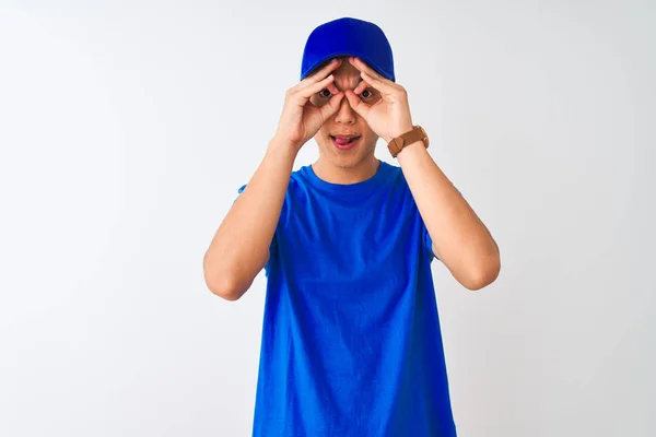 Repartidor Chino Con Camiseta Azul Gorra Pie Sobre Fondo Blanco — Foto de Stock