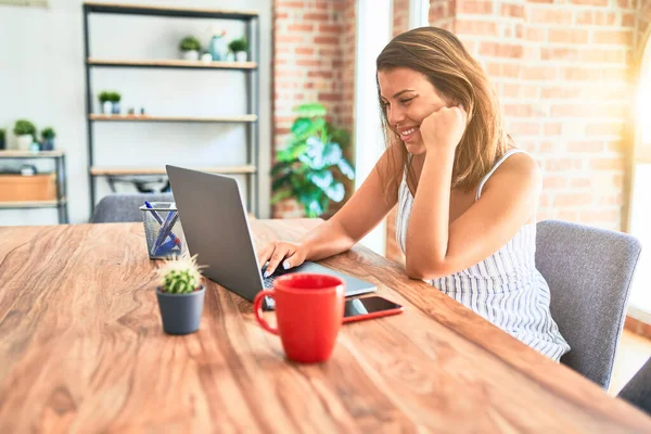 Jovem Mulher Negócios Bonita Trabalhando Usando Laptop Casa Escritório Sorrindo — Fotografia de Stock