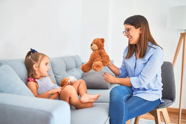 Mujer Terapeuta Joven Que Habla Trata Niños Consejera Corrección Comportamiento —  Fotos de Stock