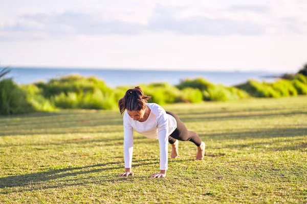 Young Beautiful Sportwoman Practicing Yoga Coach Teaching Plank Pose Park — 图库照片