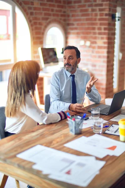 Dos Trabajadores Mediana Edad Sonriendo Felices Confiados Trabajar Juntos Con — Foto de Stock