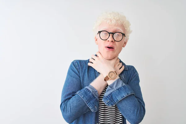 Mladý Albín Blonďatý Muž Džínové Košili Brýlích Přes Izolované Bílé — Stock fotografie