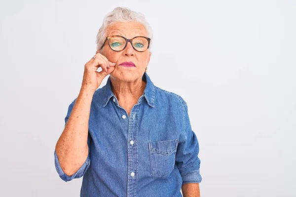 Mujer Mayor Pelo Gris Que Usa Camisa Mezclilla Gafas Sobre — Foto de Stock