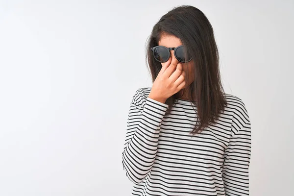 Mujer China Con Camiseta Rayas Gafas Sol Pie Sobre Fondo — Foto de Stock