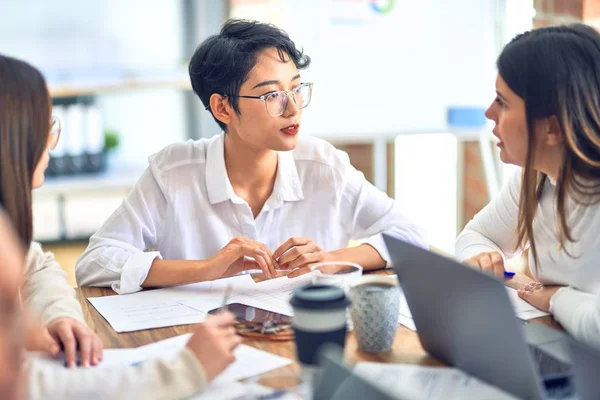 Gruppe Von Geschäftsleuten Die Büro Zusammenarbeiten — Stockfoto