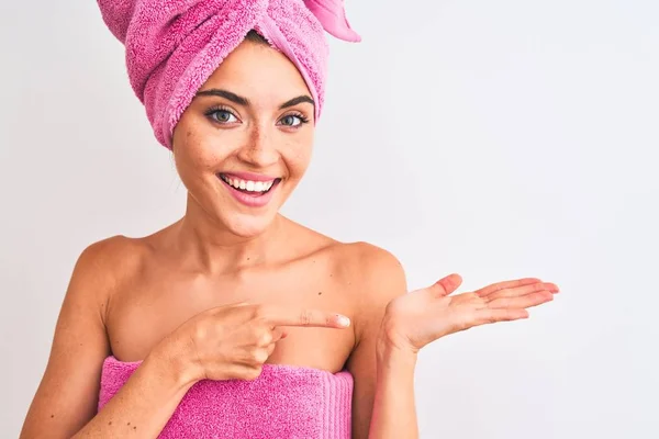 Młoda Piękna Kobieta Nosi Ręcznik Prysznic Kąpieli Odizolowanym Białym Tle — Zdjęcie stockowe
