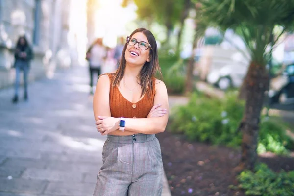 Joven Hermosa Mujer Sonriendo Feliz Confiado Pie Con Sonrisa Cara — Foto de Stock