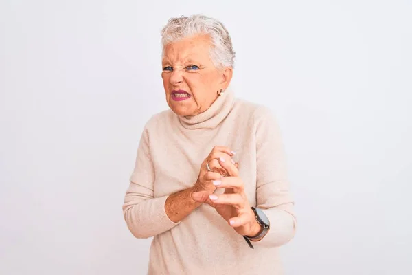 Ältere Grauhaarige Frau Rollkragenpullover Steht Angewidert Vor Isoliertem Weißen Hintergrund — Stockfoto