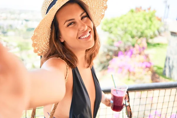 Schöne Frau Badeanzug Macht Sommerurlaub Ein Selfie Mit Dem Smartphone — Stockfoto