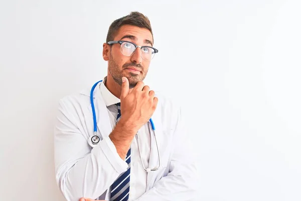 Joven Médico Guapo Que Usa Estetoscopio Sobre Fondo Aislado Con —  Fotos de Stock