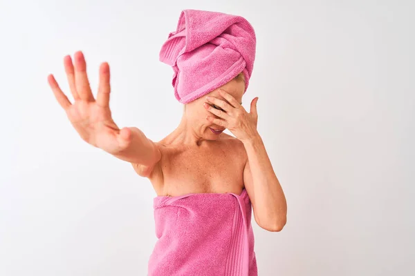 Mulher Meia Idade Vestindo Toalha Banho Após Banho Sobre Fundo — Fotografia de Stock