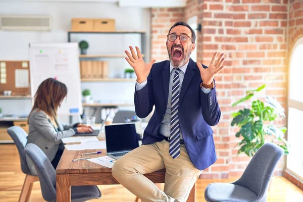 Medelålders Stilig Affärsman Bär Glasögon Sitter Skrivbordet Kontoret Firar Galen — Stockfoto