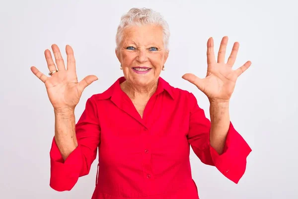 Ältere Grauhaarige Frau Rotem Lässigem Hemd Die Vor Isoliertem Weißen — Stockfoto