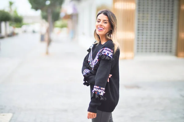 Jovem Menina Bonita Vestindo Suéter Andando Cidade Rua — Fotografia de Stock