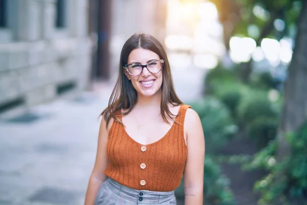 Jonge Mooie Vrouw Glimlachend Gelukkig Zelfverzekerd Staande Met Een Glimlach — Stockfoto