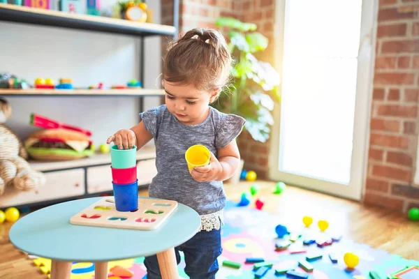 Kleinkind Steht Kindergarten Und Spielt Mit Bunten Plastikbechern — Stockfoto