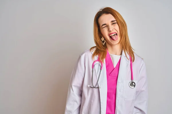 Redhead Caucasian Doctor Woman Wearing Pink Stethoscope Isolated Background Sticking — Stockfoto