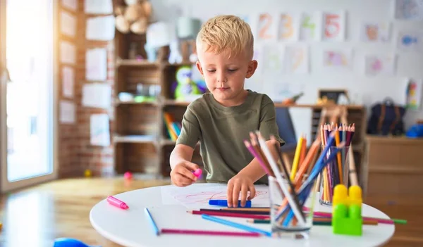 Jonge Blanke Jongen Die Kleuterschool Tekent Met Kleurpotloden Kleuterjongen Blij — Stockfoto