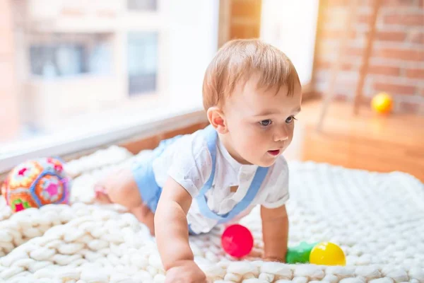 Bela Criança Sentada Cobertor Torno Lotes Brinquedos Jardim Infância — Fotografia de Stock