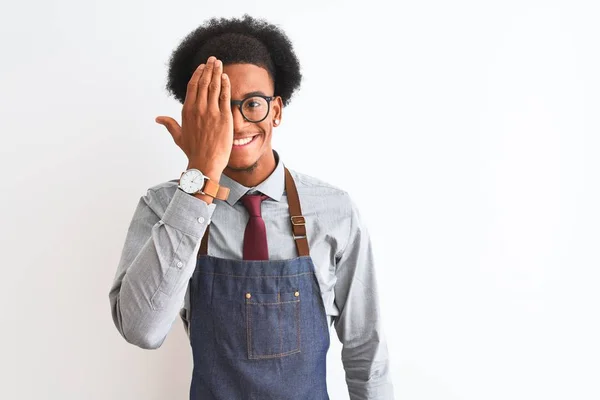 Giovane Afroamericano Negoziante Uomo Indossando Occhiali Grembiule Sfondo Bianco Isolato — Foto Stock