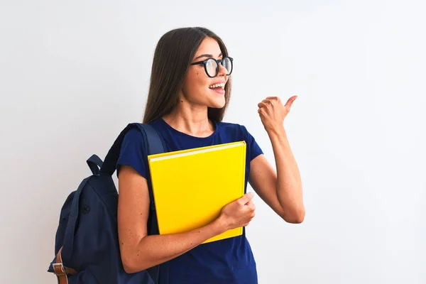 Ung Student Kvinna Bär Ryggsäck Glasögon Hålla Bok Över Isolerad — Stockfoto